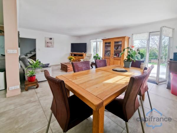 Maison individuelle rénovée de 110m² avec 4 pièces + une véranda sur un terrain arboré de 700m² - Garage