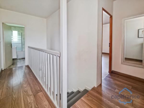 Maison individuelle rénovée de 110m² avec 4 pièces + une véranda sur un terrain arboré de 700m² - Garage