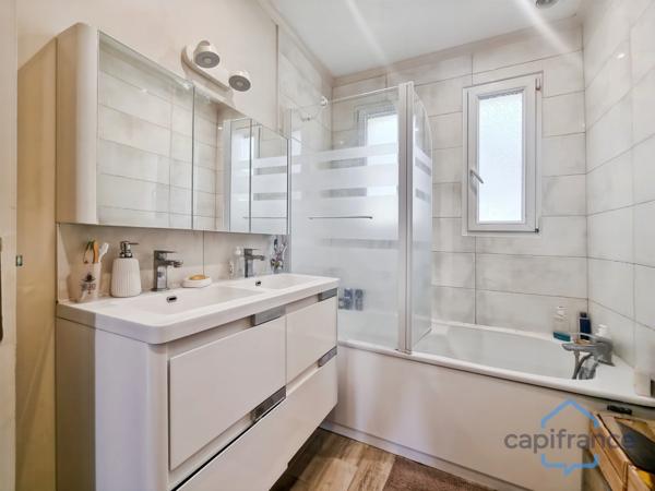 Maison individuelle rénovée de 110m² avec 4 pièces + une véranda sur un terrain arboré de 700m² - Garage