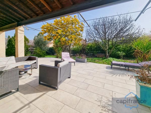 Maison individuelle rénovée de 110m² avec 4 pièces + une véranda sur un terrain arboré de 700m² - Garage