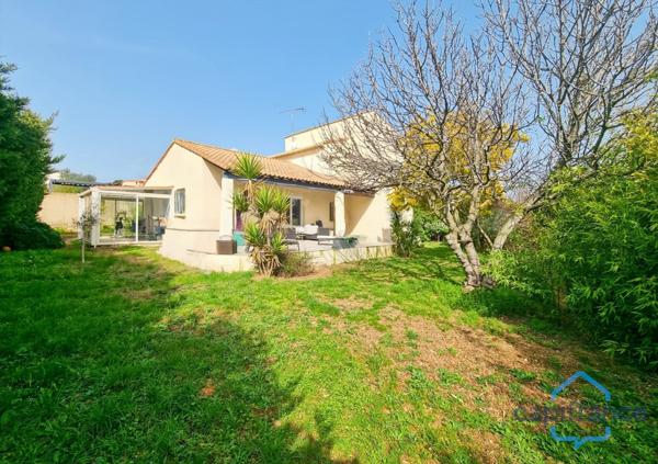 Maison individuelle rénovée de 110m² avec 4 pièces + une véranda sur un terrain arboré de 700m² - Garage