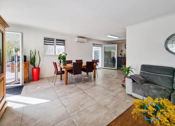 Maison individuelle rénovée de 110m² avec 4 pièces + une véranda sur un terrain arboré de 700m² - Garage