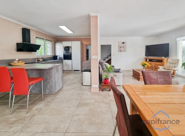 Maison individuelle rénovée de 110m² avec 4 pièces + une véranda sur un terrain arboré de 700m² - Garage