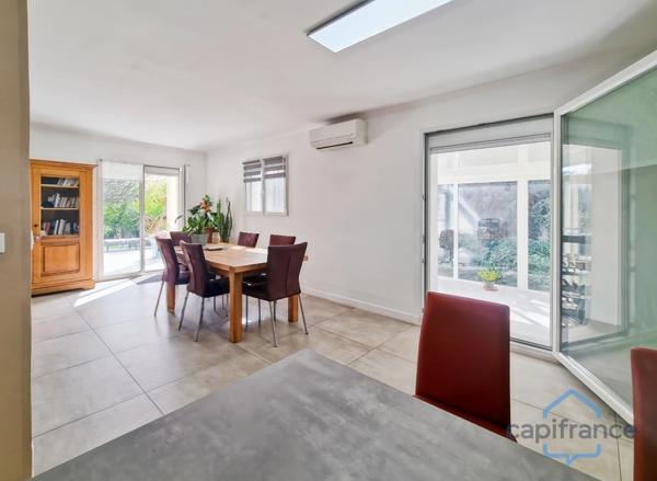 Maison individuelle rénovée de 110m² avec 4 pièces + une véranda sur un terrain arboré de 700m² - Garage