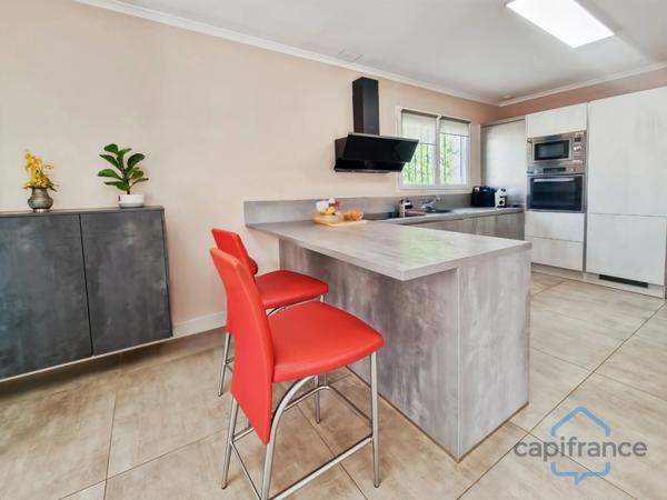 Maison individuelle rénovée de 110m² avec 4 pièces + une véranda sur un terrain arboré de 700m² - Garage