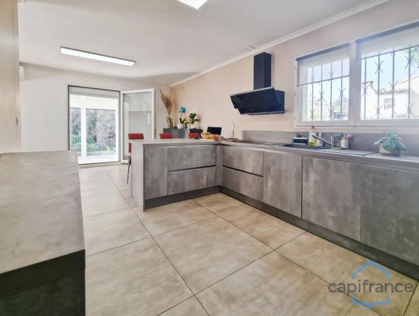 Maison individuelle rénovée de 110m² avec 4 pièces + une véranda sur un terrain arboré de 700m² - Garage