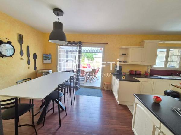 100% Plain-pied, Très belles prestations pour cette demeure contemporaine qui associe modernité, environnement campagnard, accueil bucolique et bien être.
