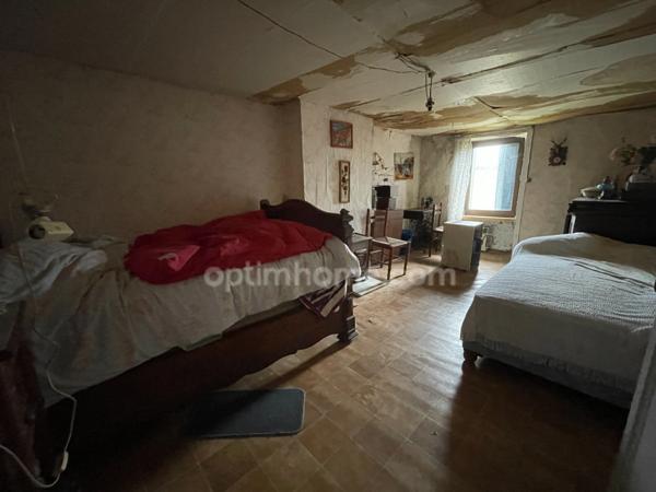 Corps de ferme à rénover avec 9511 m2 de terrain