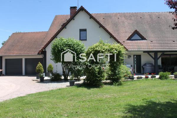 très belle maison traditionnelle au milieu d'un parc arboré avec piscine et terrain de pétanque