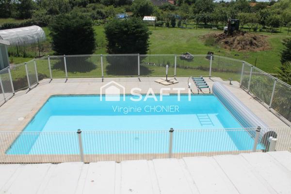 très belle maison traditionnelle au milieu d'un parc arboré avec piscine et terrain de pétanque