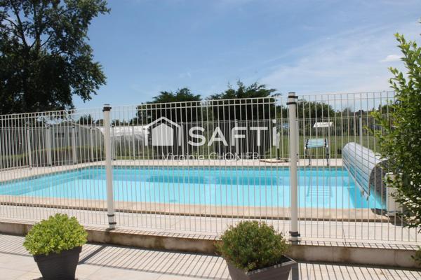 très belle maison traditionnelle au milieu d'un parc arboré avec piscine et terrain de pétanque