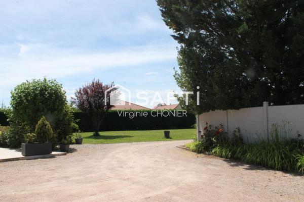 très belle maison traditionnelle au milieu d'un parc arboré avec piscine et terrain de pétanque