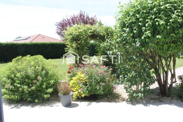 très belle maison traditionnelle au milieu d'un parc arboré avec piscine et terrain de pétanque