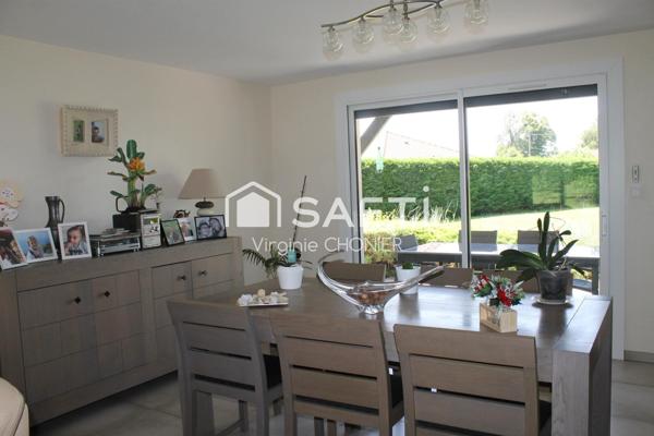 très belle maison traditionnelle au milieu d'un parc arboré avec piscine et terrain de pétanque