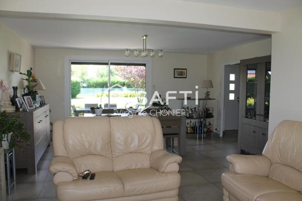 très belle maison traditionnelle au milieu d'un parc arboré avec piscine et terrain de pétanque