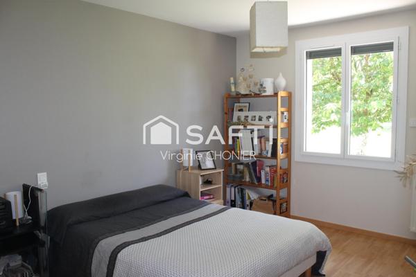 très belle maison traditionnelle au milieu d'un parc arboré avec piscine et terrain de pétanque