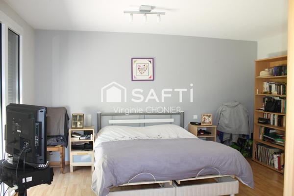 très belle maison traditionnelle au milieu d'un parc arboré avec piscine et terrain de pétanque