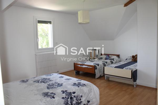 très belle maison traditionnelle au milieu d'un parc arboré avec piscine et terrain de pétanque