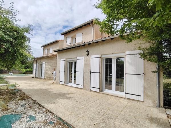 Maison d'architecte de 284 m² avec parc et piscine chauffée - Neuville de Poitou