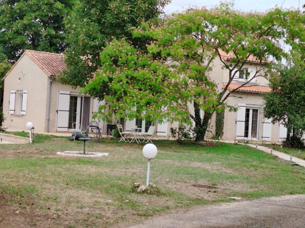 Maison d'architecte de 284 m² avec parc et piscine chauffée - Neuville de Poitou