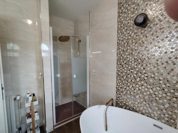 Maison d'architecte de 284 m² avec parc et piscine chauffée - Neuville de Poitou