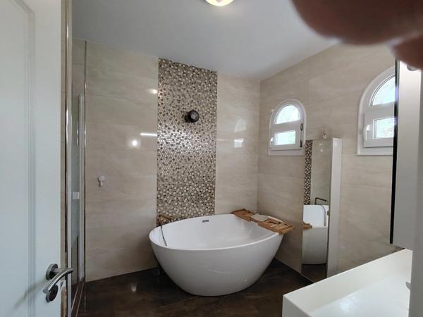 Maison d'architecte de 284 m² avec parc et piscine chauffée - Neuville de Poitou