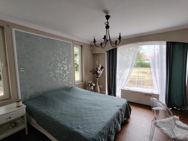 Maison d'architecte de 284 m² avec parc et piscine chauffée - Neuville de Poitou