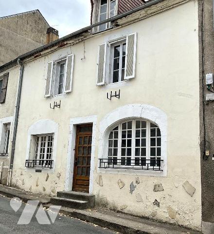 A VENDRE : Maison d'habitation de ville d'environ 107m² avec garage, comprenant en rez-de-chaus...