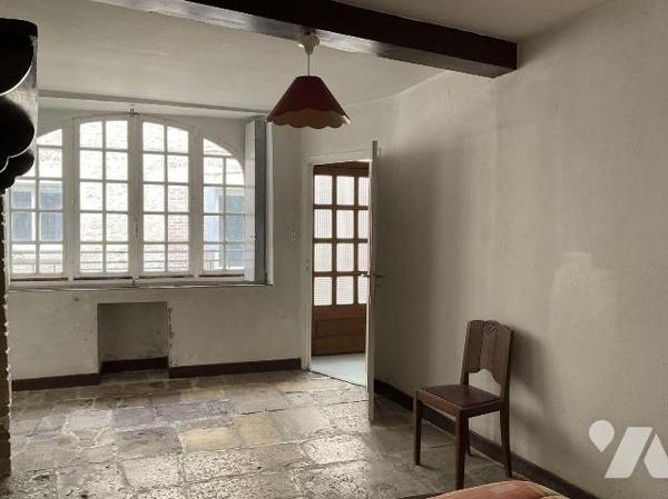 A VENDRE : Maison d'habitation de ville d'environ 107m² avec garage, comprenant en rez-de-chaus...