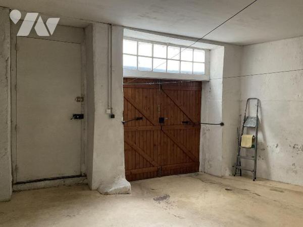 A VENDRE : Maison d'habitation de ville d'environ 107m² avec garage, comprenant en rez-de-chaus...