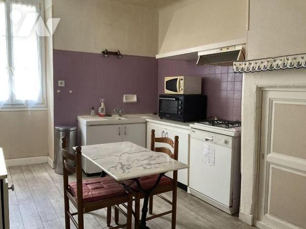 A VENDRE : Maison d'habitation de ville d'environ 107m² avec garage, comprenant en rez-de-chaus...