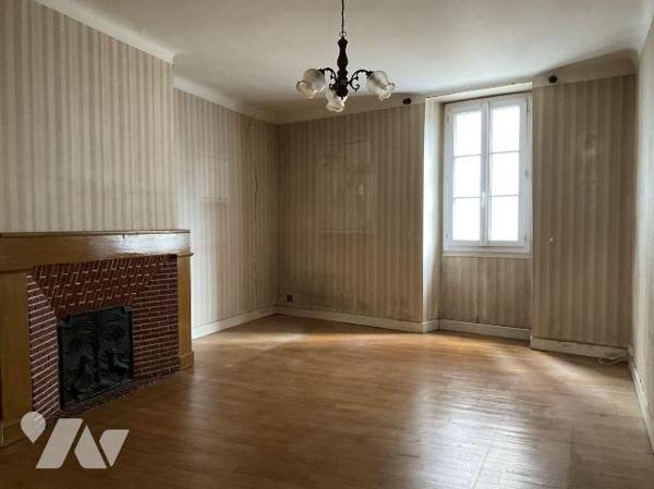 A VENDRE : Maison d'habitation de ville d'environ 107m² avec garage, comprenant en rez-de-chaus...