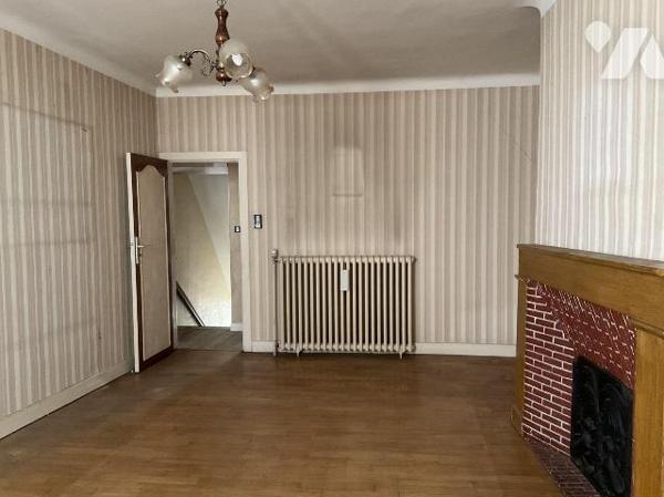 A VENDRE : Maison d'habitation de ville d'environ 107m² avec garage, comprenant en rez-de-chaus...