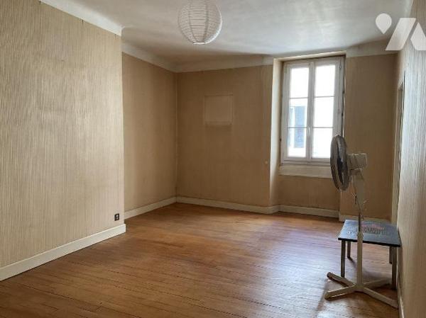A VENDRE : Maison d'habitation de ville d'environ 107m² avec garage, comprenant en rez-de-chaus...