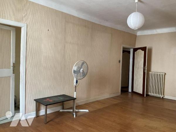 A VENDRE : Maison d'habitation de ville d'environ 107m² avec garage, comprenant en rez-de-chaus...