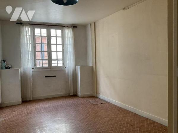 A VENDRE : Maison d'habitation de ville d'environ 107m² avec garage, comprenant en rez-de-chaus...