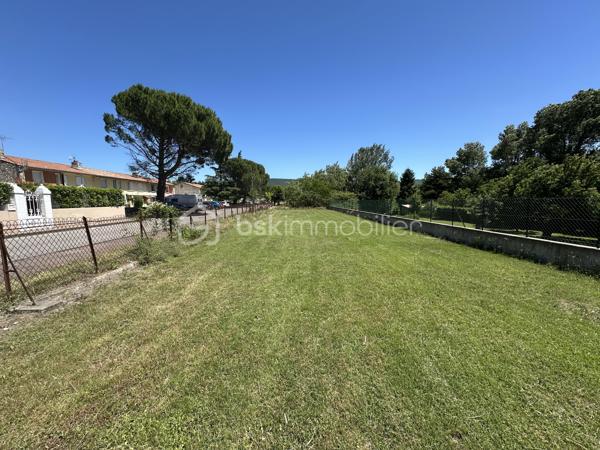 Cruas - Secteur recherché - Magnifique terrain de 488m2 environ borné et viabilisé (réseaux à proximité immédiate). Idéalement situé sur Cruas ce terrain propose de multiples possibilités d’aménagement que ce soit dans un cadre familial ou dans un but d’investissement avec une possibilité de construire 2 villas. Réalisez sans attendre votre projet de construction dans un cadre de vie harmonieux proche de toutes les commodités. 
Contactez moi au 0763174209 pour plus de renseignements.