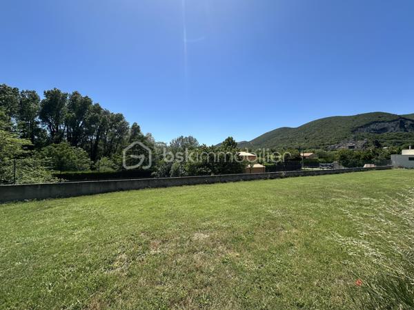 Cruas - Secteur recherché - Magnifique terrain de 488m2 environ borné et viabilisé (réseaux à proximité immédiate). Idéalement situé sur Cruas ce terrain propose de multiples possibilités d’aménagement que ce soit dans un cadre familial ou dans un but d’investissement avec une possibilité de construire 2 villas. Réalisez sans attendre votre projet de construction dans un cadre de vie harmonieux proche de toutes les commodités. 
Contactez moi au 0763174209 pour plus de renseignements.