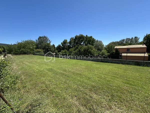Cruas - Secteur recherché - Magnifique terrain de 488m2 environ borné et viabilisé (réseaux à proximité immédiate). Idéalement situé sur Cruas ce terrain propose de multiples possibilités d’aménagement que ce soit dans un cadre familial ou dans un but d’investissement avec une possibilité de construire 2 villas. Réalisez sans attendre votre projet de construction dans un cadre de vie harmonieux proche de toutes les commodités. 
Contactez moi au 0763174209 pour plus de renseignements.
