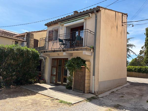 Location maison de village T3 meublée et équipée avec balcon, mezzanine et stationnement à proximité de Peyriac-Minervois