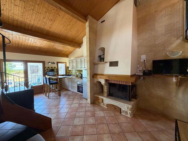 Location maison de village T3 meublée et équipée avec balcon, mezzanine et stationnement à proximité de Peyriac-Minervois