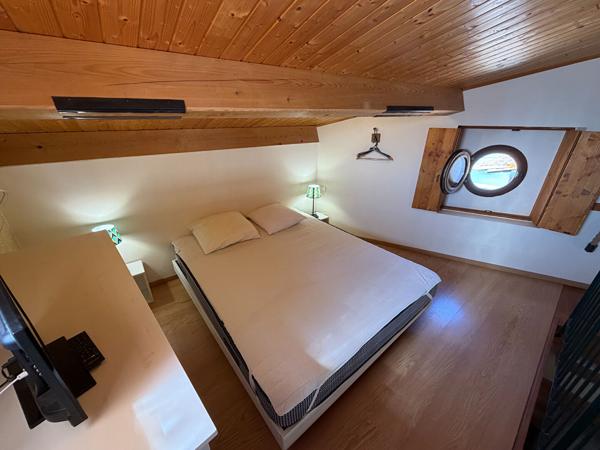 Location maison de village T3 meublée et équipée avec balcon, mezzanine et stationnement à proximité de Peyriac-Minervois