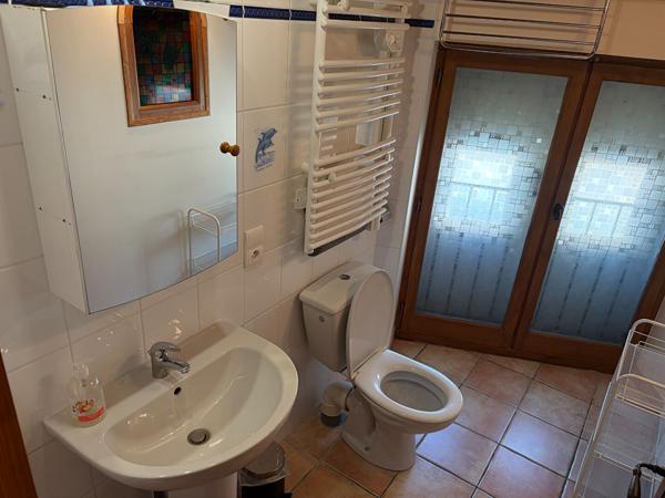 Location maison de village T3 meublée et équipée avec balcon, mezzanine et stationnement à proximité de Peyriac-Minervois