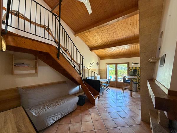 Location maison de village T3 meublée et équipée avec balcon, mezzanine et stationnement à proximité de Peyriac-Minervois