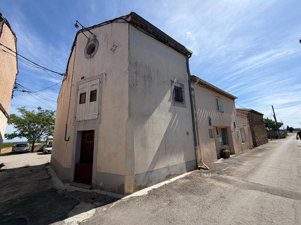 Location maison de village T3 meublée et équipée avec balcon, mezzanine et stationnement à proximité de Peyriac-Minervois