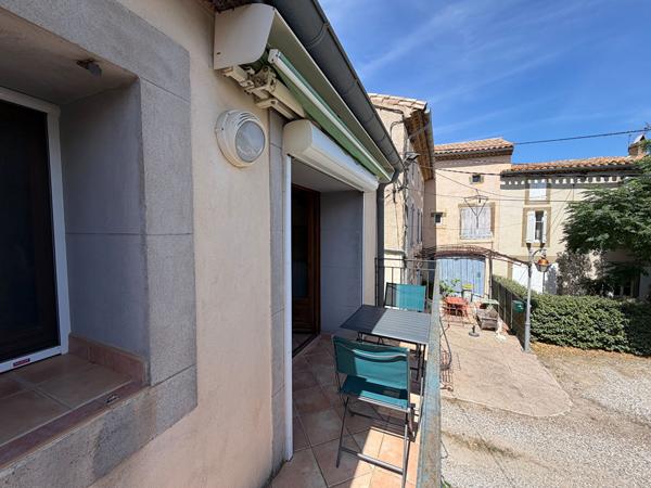 Location maison de village T3 meublée et équipée avec balcon, mezzanine et stationnement à proximité de Peyriac-Minervois