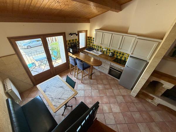 Location maison de village T3 meublée et équipée avec balcon, mezzanine et stationnement à proximité de Peyriac-Minervois