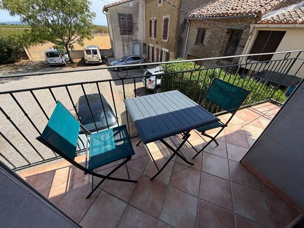 Location maison de village T3 meublée et équipée avec balcon, mezzanine et stationnement à proximité de Peyriac-Minervois