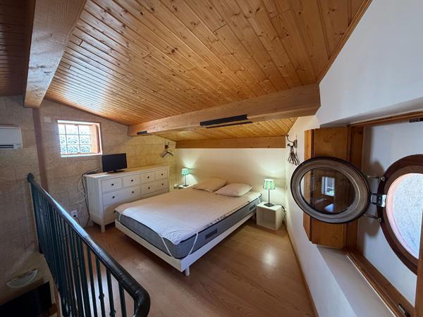 Location maison de village T3 meublée et équipée avec balcon, mezzanine et stationnement à proximité de Peyriac-Minervois