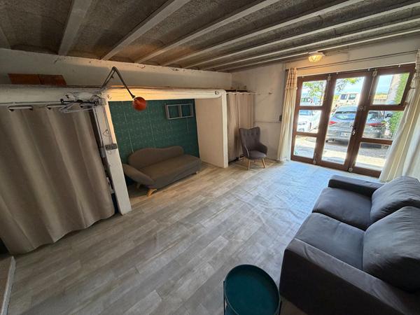 Location maison de village T3 meublée et équipée avec balcon, mezzanine et stationnement à proximité de Peyriac-Minervois